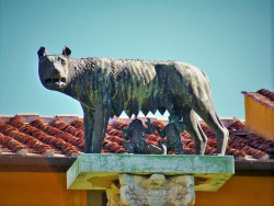 Romulus and Remus sculpture in Pisa 1