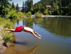 Rob Taylor Swimming in Wenatchee River Leavenworth WA 2traveldads.com