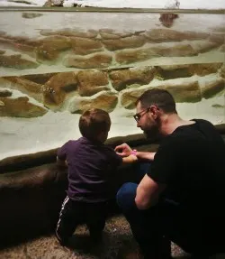 Chris Taylor and LittleMan with coastal tidepool at Denver Downtown Aquarium 1