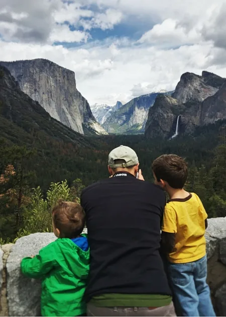 Rob Taylor and kids at Tunnel view Yosemite National Park 2traveldads.com