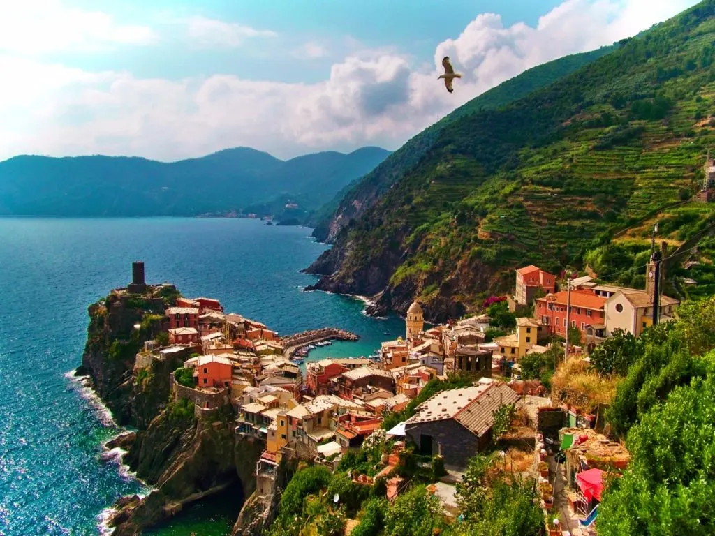 Vernazza from hiking trail Cinque Terre Italy 4e