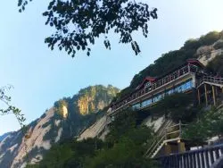 buddhist-temple-at-huashan-9