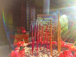 burning-incense-at-buddhist-temple-at-huashan-2