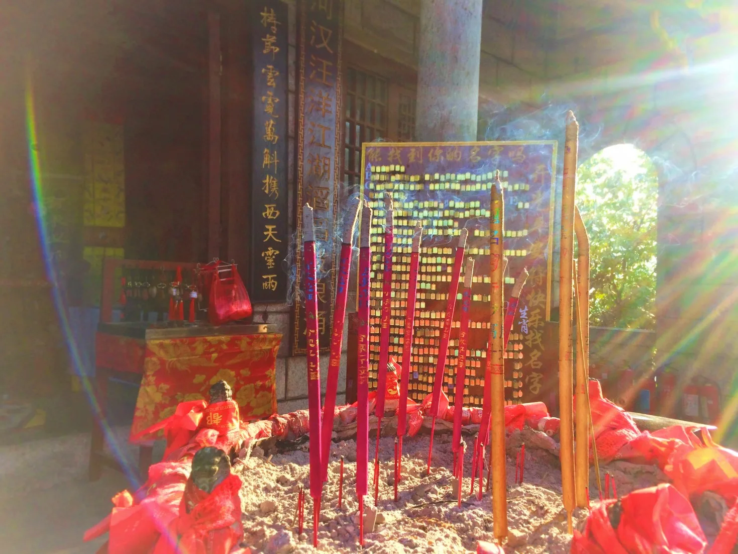 burning-incense-at-buddhist-temple-at-huashan-2