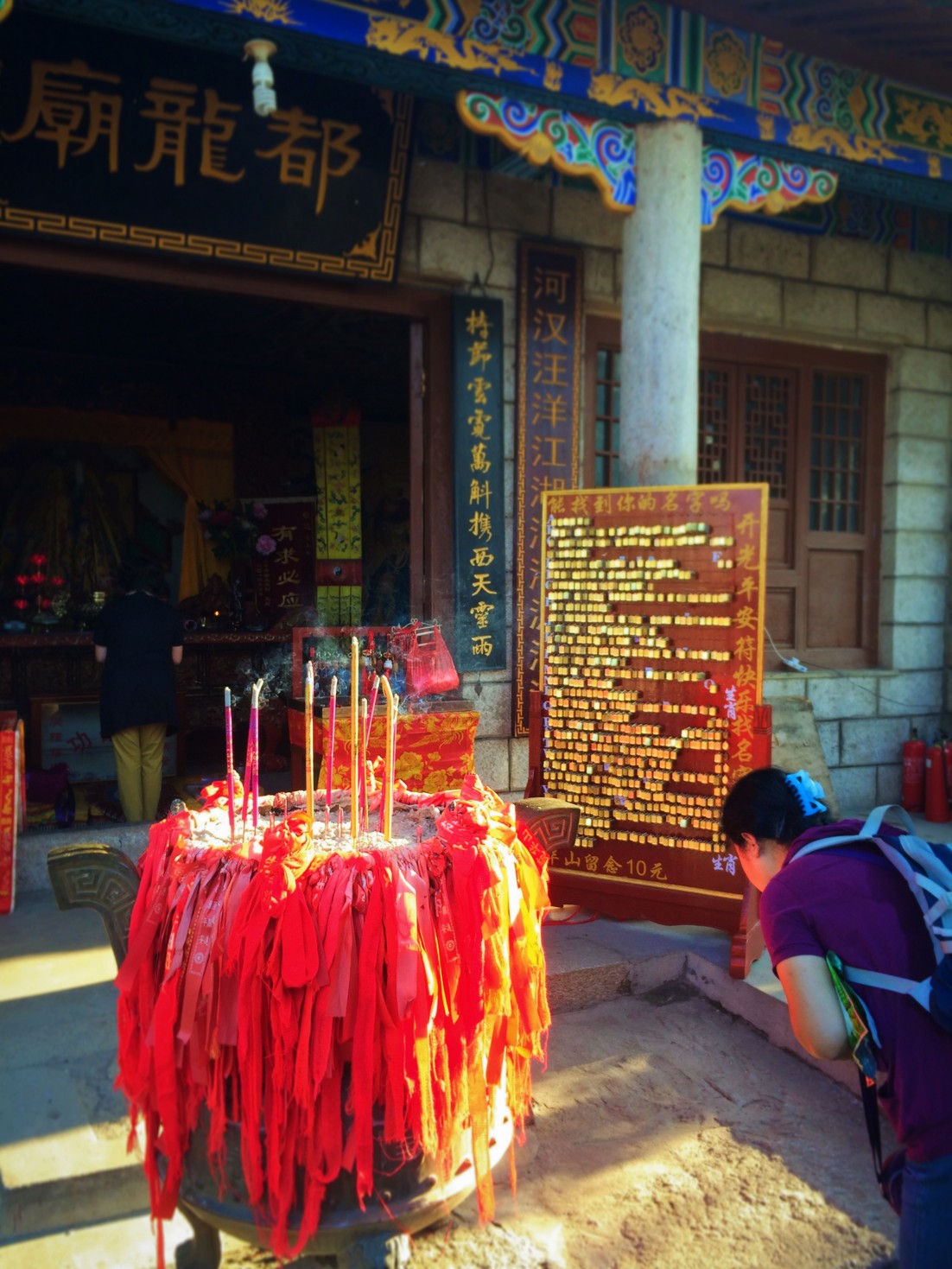 burning-incense-at-buddhist-temple-at-huashan-3