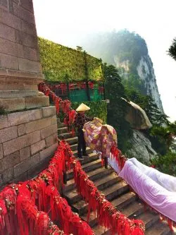 chinese-man-and-love-locks-on-chain-huashan-national-park-2