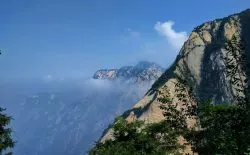 clouds-between-mountains-at-huashan-national-park-1