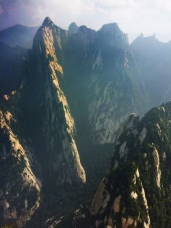 clouds-between-mountains-at-huashan-national-park-3