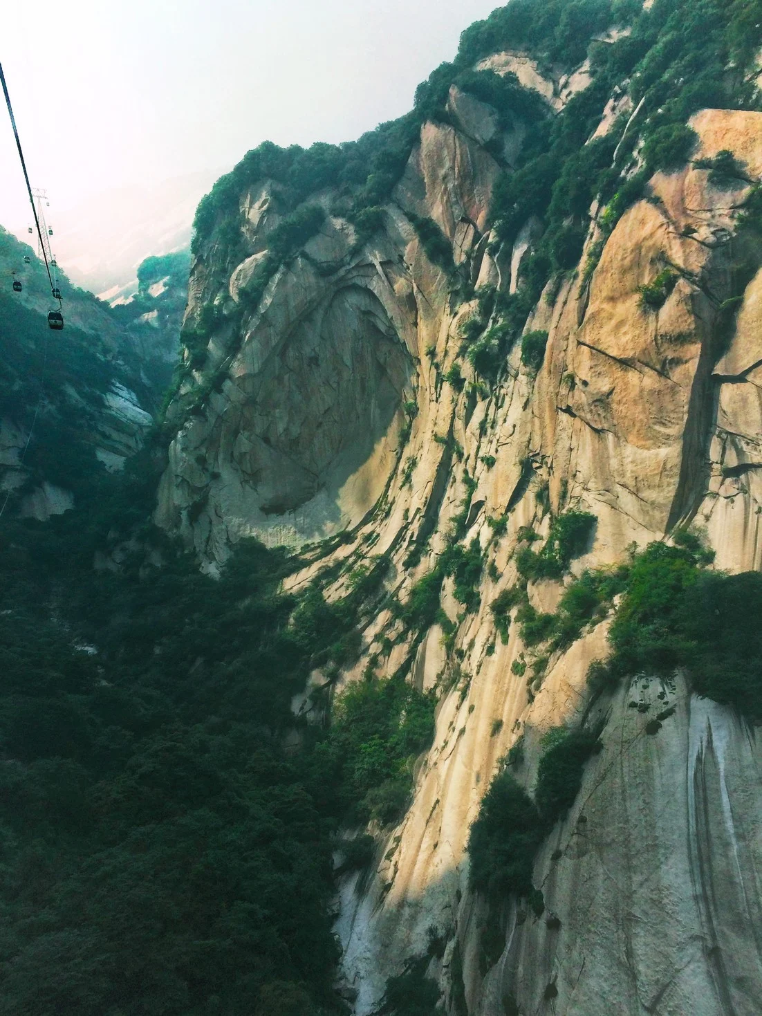 gondolas-in-granite-valley-at-huashan-national-park-1