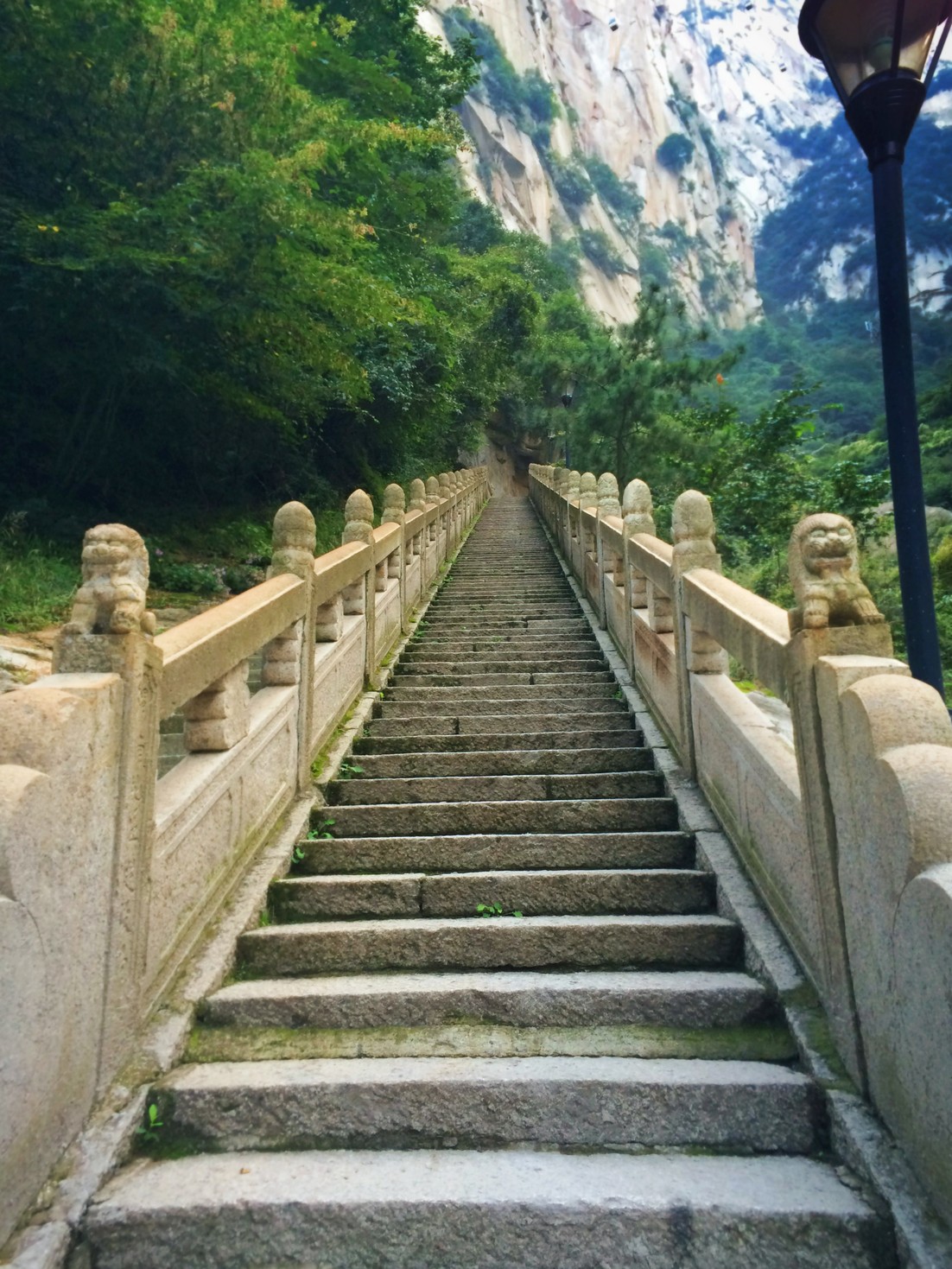 granite-stairway-to-death-plank-hike-in-huashan-national-park-1