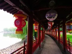 lanterns-and-reflecting-pond-at-tang-paradis-xian-imperial-garden-5