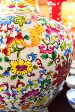 painted-vase-in-factory-xian-1