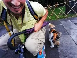 rob-taylor-and-stray-cat-at-giant-wild-goose-pagoda-3