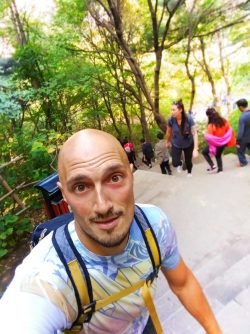 rob-taylor-hiking-at-death-planks-hike-huashan-national-park-3