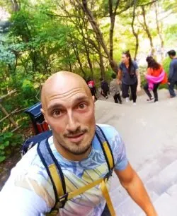 rob-taylor-hiking-at-death-planks-hike-huashan-national-park-3