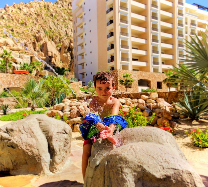 littleman-playing-in-fountain-at-grand-solmar-cabo-san-lucas-1
