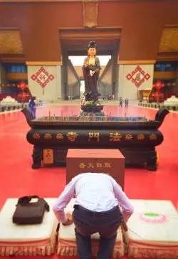 Man praying at Buddhist Famen Temple 1