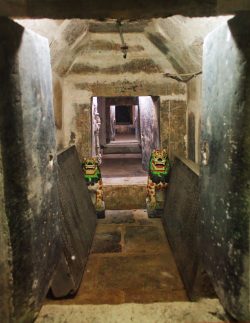 Underground-chamber-of-the-Buddha-at-Famen-Temple-Baoji-1-250x323.jpg