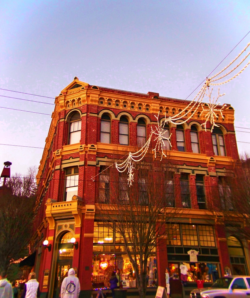 Brick-Victorian-in-Port-Townsend-at-Christmas-1.jpg