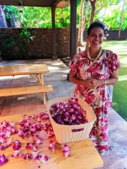 Auntie making Leis at Aunties Beach House Disney Aulani 1