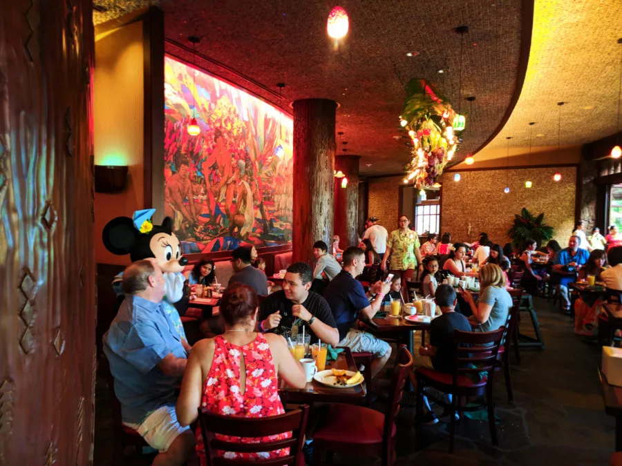 Minnie Mouse Character Dining at Disney Aulani 1
