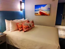 Queen room at Universal Orlando Resort Sapphire Falls Hotel 2