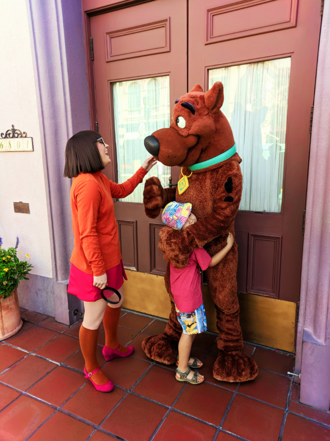 Taylor Family meeting Scooby Doo in Universal Studios Florida 3
