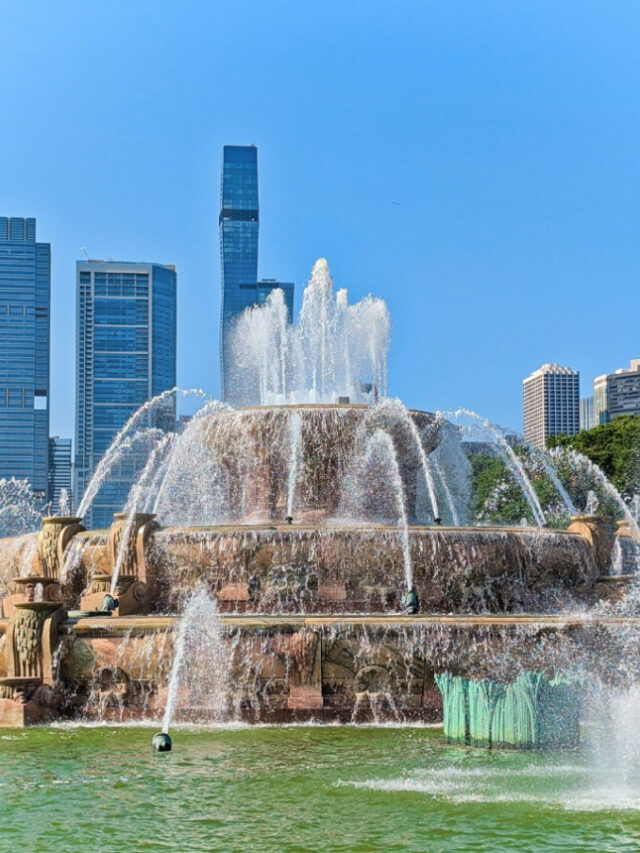Buckingham Fountain with Skyline in Chicago Illinois 3