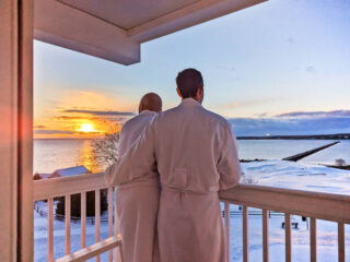 Chris-and-Rob-Taylor-in-Bathrobes-with-snow-at-Samoset-Resort-Rockland-Maine-2-320x240.jpg