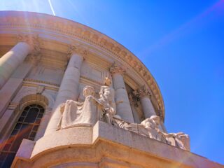 Cornice-Statues-on-Rotunda-of-Capitol-Building-Madison-Wisconsin-2-320x240.jpg