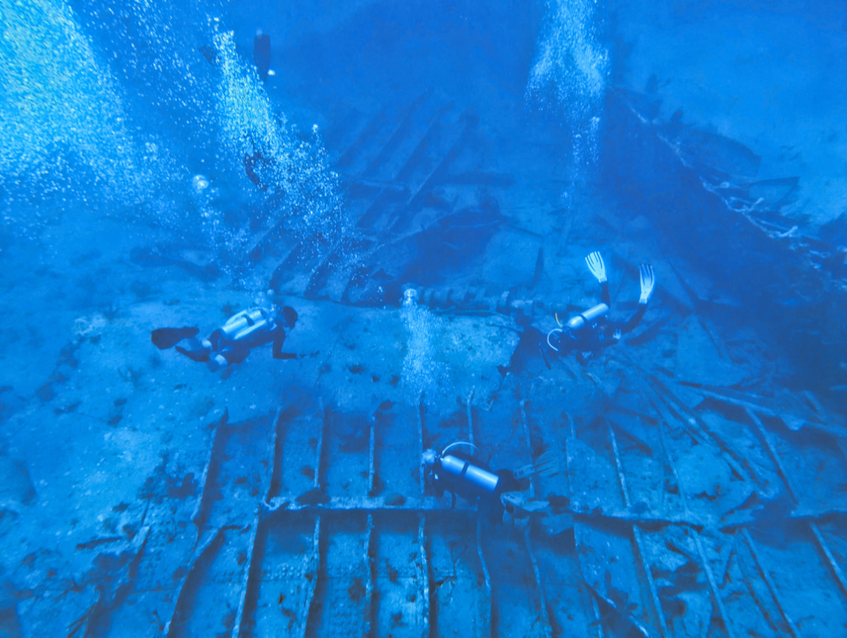 Divers at Benfold Shipwreck off Key Largo with Horizon Divers Florida Keys 1b