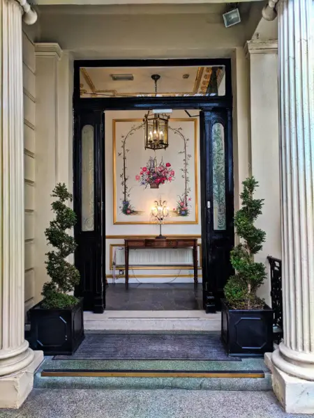 Entrance to Colonnade Hotel London 1