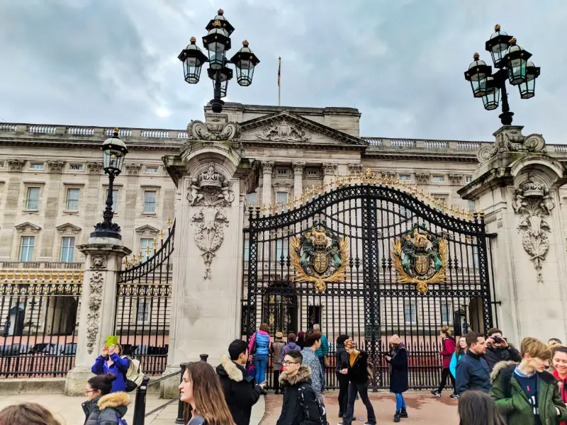 Exterior of Buckingham Palace through Gates London 2b