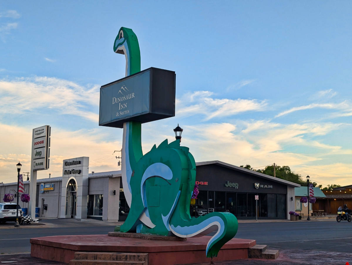 Exterior of Dinosaur Inn and Suites Vernal Utah 1