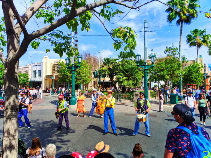 Five & Dime Street Performers in Carthay Circle Disneys California Adventure 2020 1
