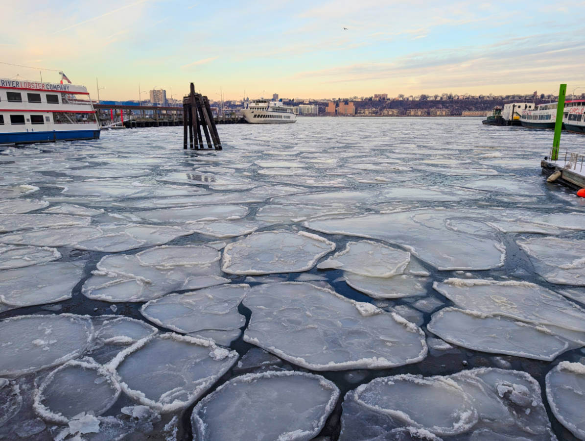 Frozen Hudson River in January in New York City 3