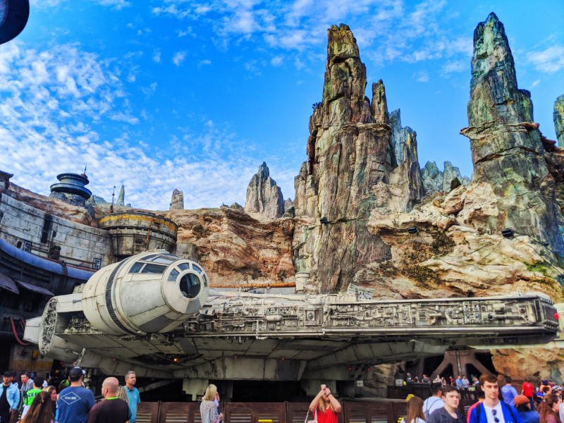 Milenium Falcon in Galaxys Edge Star Wars Land Disneyland 2020