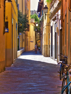 Narrow-alleyway-in-Pisa-Italy-1-300x400.jpg