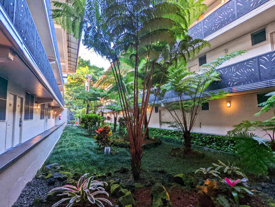 Peaceful Courtyard at SCP Hilo Hotel Big Island Hawaii 3