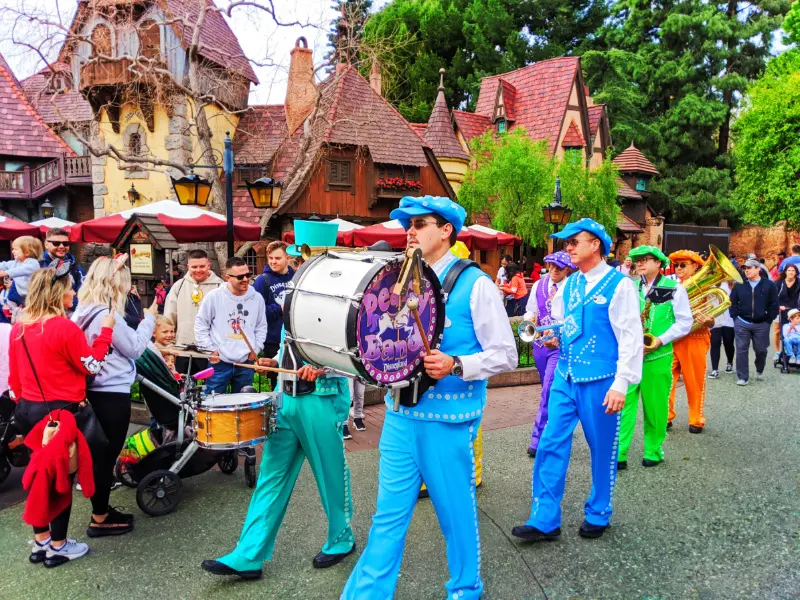 Pearly Band in Fantasyland Disneyland 2020 1