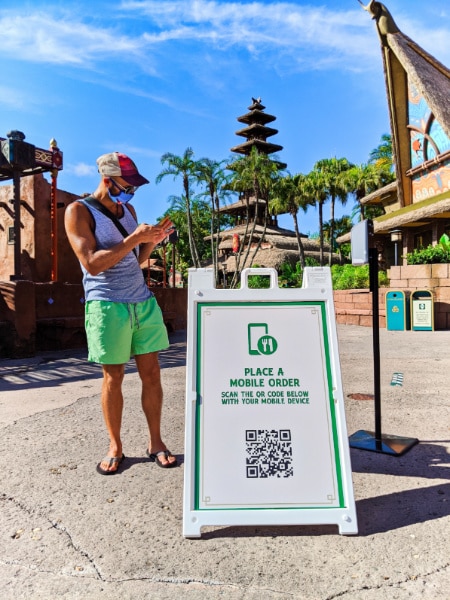 Rob Taylor Using Mobile Order and Pay in Magic Kingdom Disney World 2020 1