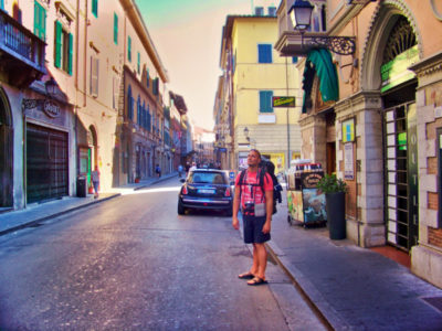 Rob-Taylor-walking-around-Pisa-Italy-2-400x300.jpg