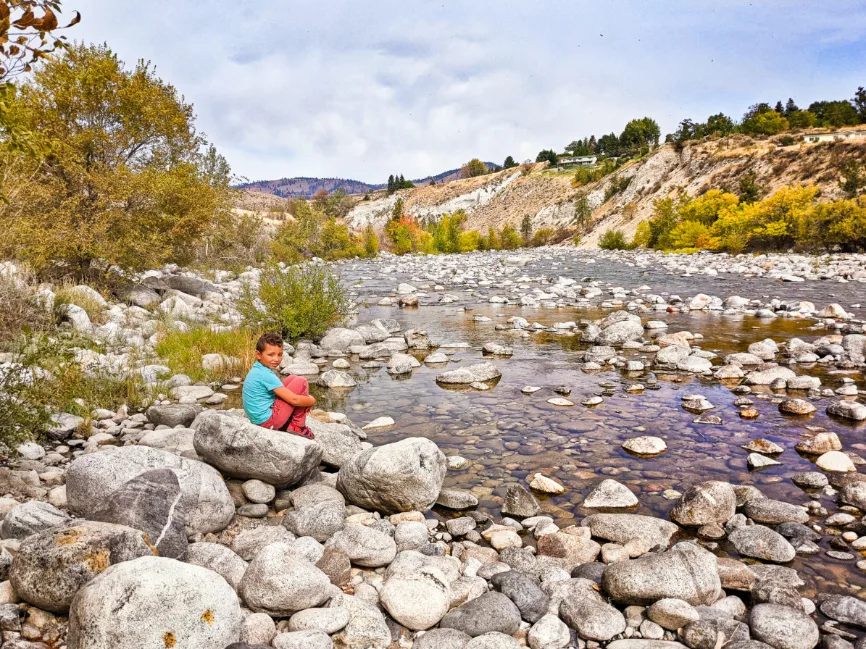 Taylor Family Hiking at Chelan River Gorge at Lake Chelan Washington 5