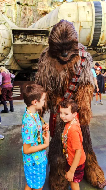 Taylor Family and Chewbacca in Galaxys Edge Star Wars Land Disneyland 2020 2