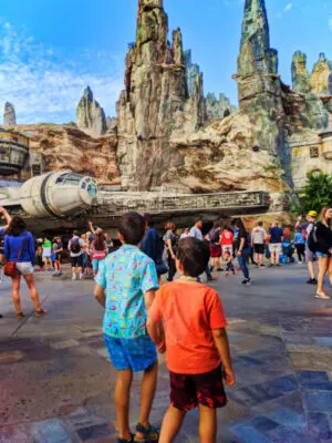 Taylor Family and Milenium Falcon in Galaxys Edge Star Wars Land Disneyland 2020 1