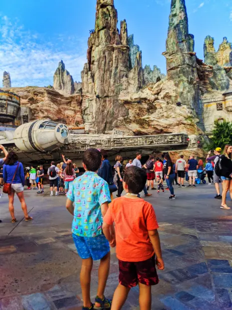 Taylor Family and Milenium Falcon in Galaxys Edge Star Wars Land Disneyland 2020 1