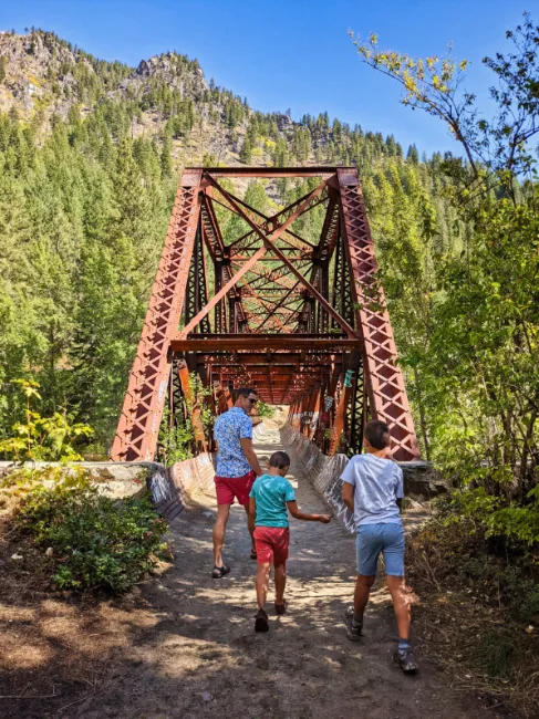 Taylor Family at Wenatchee River Pipeline Trail Leavenworth Washington 7