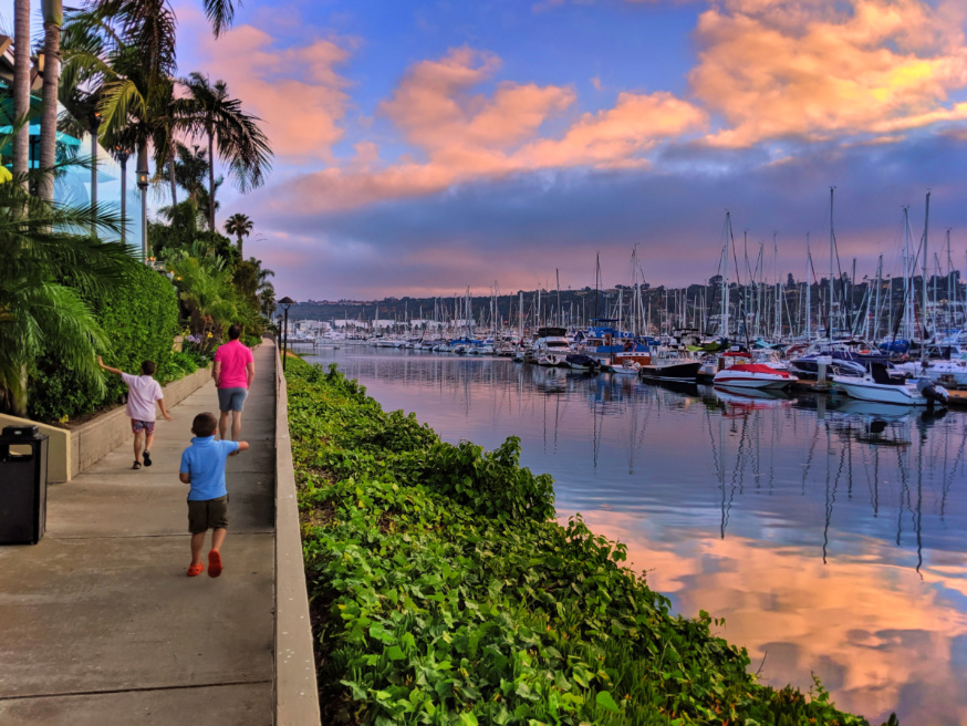 https://2traveldads.com/wp-content/uploads/Taylor-family-walking-in-marina-sunset-at-Island-Palms-Best-Western-San-Diego-California-1.jpg