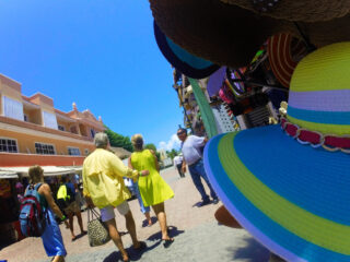 Tourist-walking-through-Playa-del-Carmen-Mexico-1b-320x240.jpg