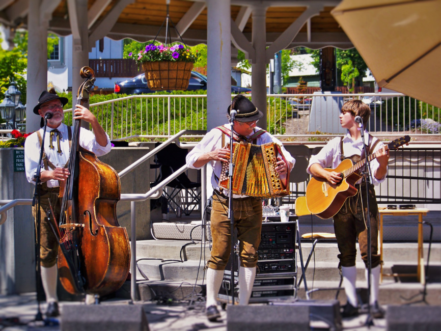 Traditional Bavarian Folk Costume Yodler Band in Leavenworth WA 1